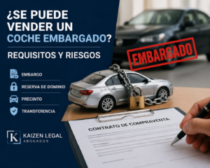 Imagen de un coche embargado con un candado y cadena en las ruedas, simbolizando la restricción legal. En primer plano, una persona firma un contrato de compraventa con detalles visibles, mientras que la palabra "EMBARGADO" está estampada en rojo sobre la imagen, indicando el estado legal del vehículo.