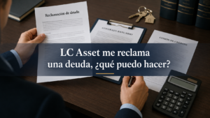 Persona revisando una reclamación de deuda cedida a LC Asset